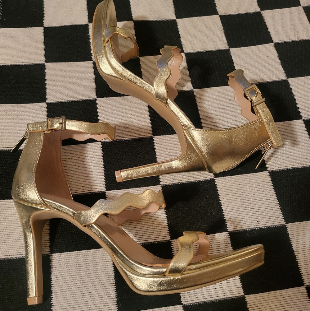 NEW~Kelly & Katie Litton Gold Metallic Scalloped Strappy Platform Heel sz 7.5